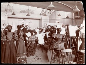 William Chase ensinando uma aula de arte para estudantes do sexo feminino, 1896-98 (impressão em gelatina de prata)